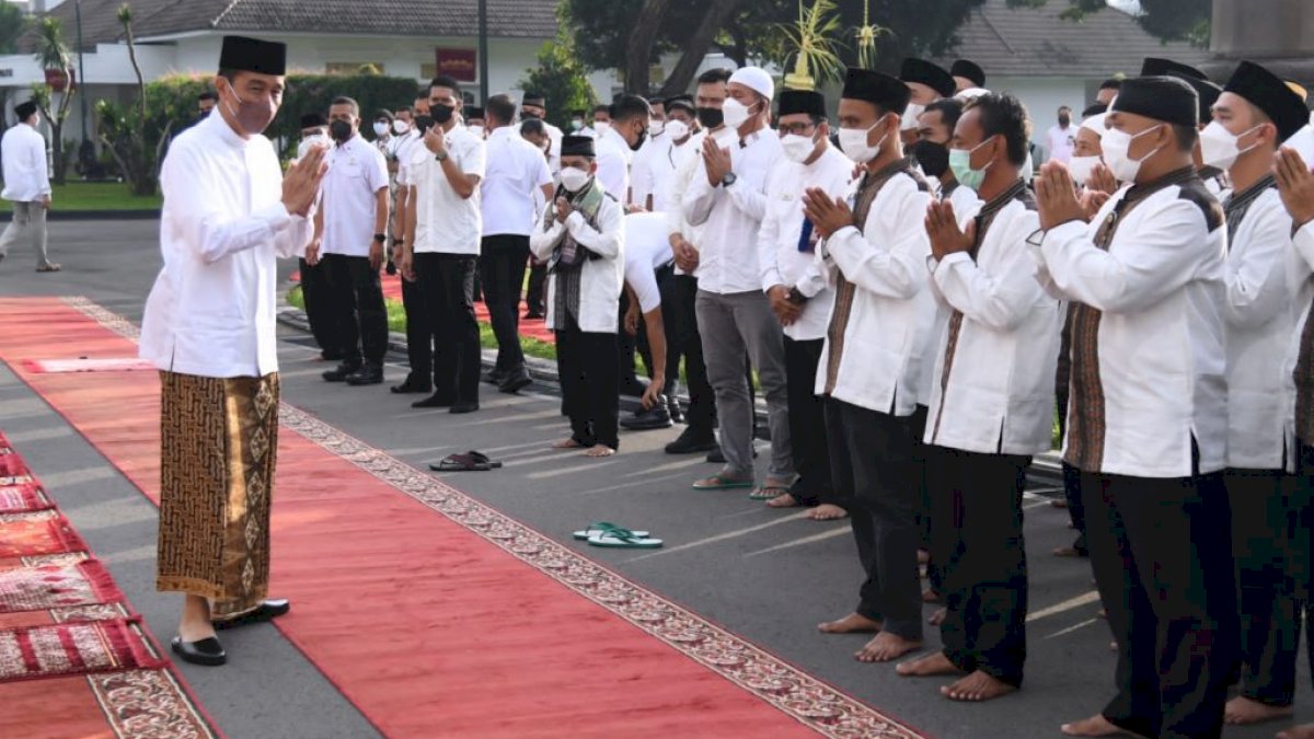 Presiden Jokowi dan Iriana Salat Idulfitri di Halaman Istana Yogyakarta