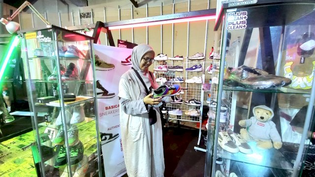 Salah satu pengunjung melihat produk dari UMKM lokal Makassar di Masa Market Fest (Sri Wahyudi Astuti / Sulselsatu.com)