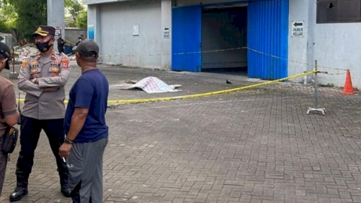 Seorang Mahasiswa UKI Terjun Bebas dari Gedung Graha Pena Makassar