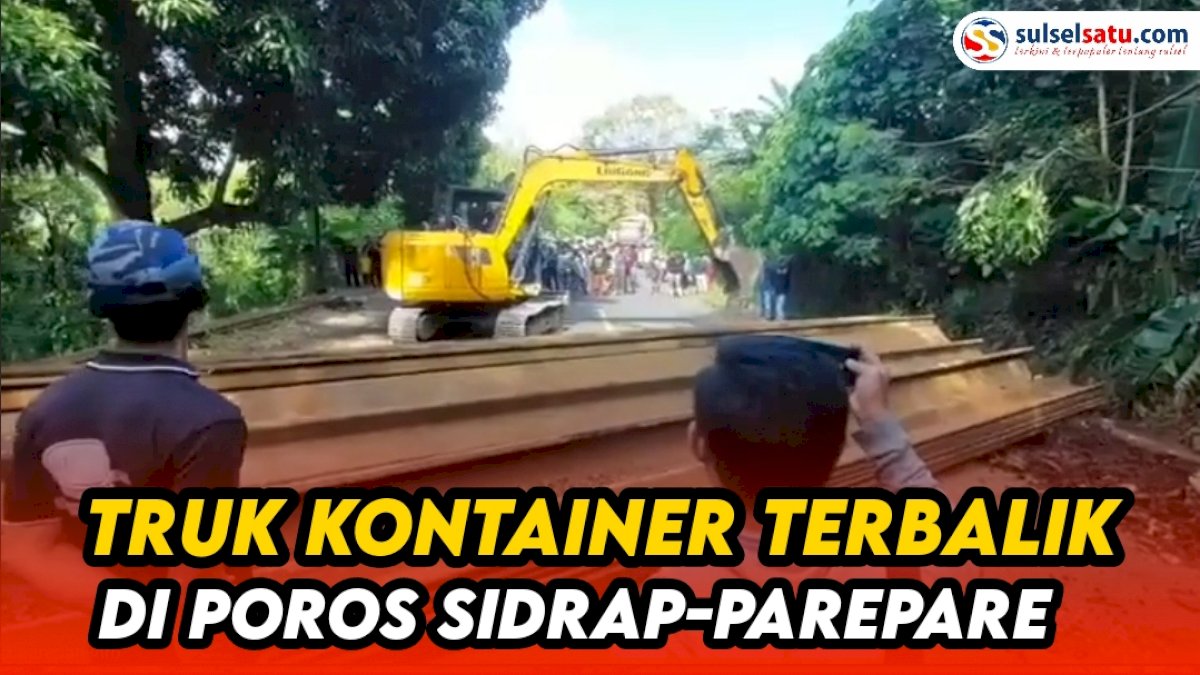 VIDEO: Truk Kontainer Pangangkut Besi Terbalik di Sidrap – Parepare
