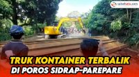 VIDEO: Truk Kontainer Pangangkut Besi Terbalik di Sidrap – Parepare