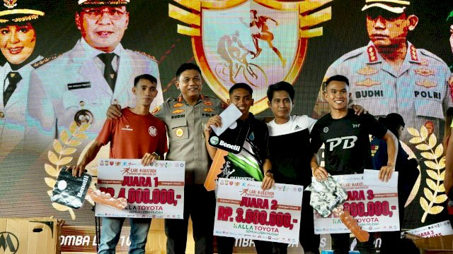 Hadiah 9 motor Benelli diberikan kepada pemenang lomba lari (dok. Kalla Toyota)