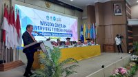 Rektor UNM Motivasi Wisudawan UT Majene Terus Belajar Sepanjang Hayat