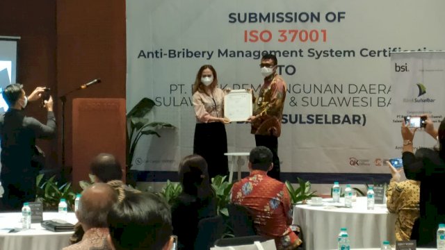 Penyerahan sertifikat Sistem Manajemen Anti Penyuapan kepada Plt. Direktur Utama PT Bank Sulselbar Yulis Suandi pada hari Senin, 6 Juni 2022 di Jakarta (dok. Bank Sulselbar)