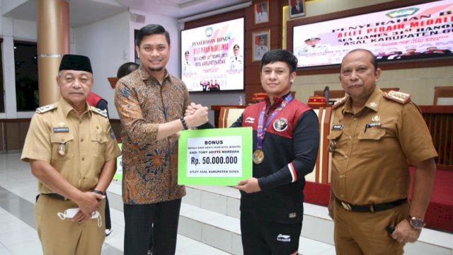 Bupati Gowa beri bonus kepada atlet peraih medali emas asal Kabupaten Gowa (dok. Pemkab Gowa)
