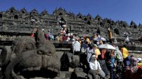 Lindungi dari Keausan, Naik ke Atas Candi Borobudur Pakai Sendal Khusus