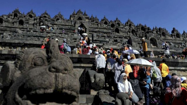 Wisatawan yang naik ke Candi Borobudur (dok. Kompascom)