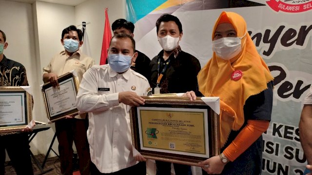 Asmo Sulsel dapat penghargaan Keselamatan dan Kesehatan Kerja (K3) oleh Pemprov Sulsel (dok. Asmo Sulsel)