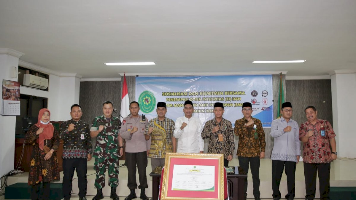 Danny Tandatangani Komitmen Bersama Zona Integritas PN
