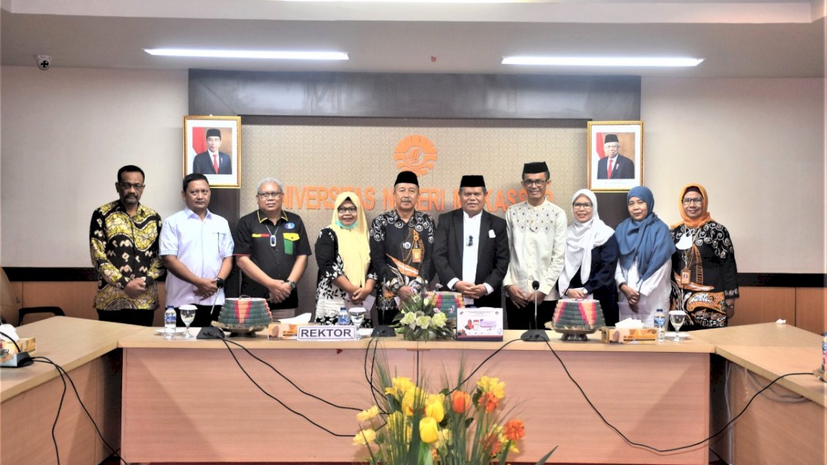 Rektor UNM Lepas Calon Jemaah Haji UNM