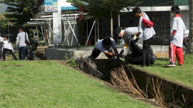 Bersih-bersih lingkungan PT Vale bersama masyarakat dalam rangka Hari Lingkungan Hidup (dok. PT Vale)