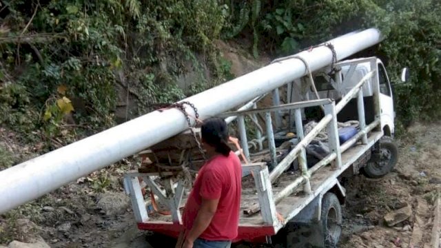 Petugas PLN dan masyarakat bekerjasama dalam menghadirkan fasilitas listrik di desa terpencil Sulbar (dok. PLN UIW Sulselrabar)