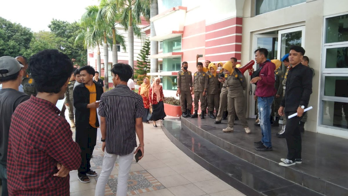 Dugaan Korupsi Pembangunan Puskesmas di Jeneponto, Demonstran Desa Kadinkes Dicopot