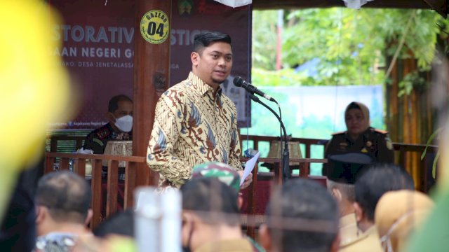 Bupati Gowa, Adnan Purichta Ichsan saat sambutan dalam peresmian Rumah Restorative Juctice di Saung Kampung Rewako (dok. Pemkab Gowa)