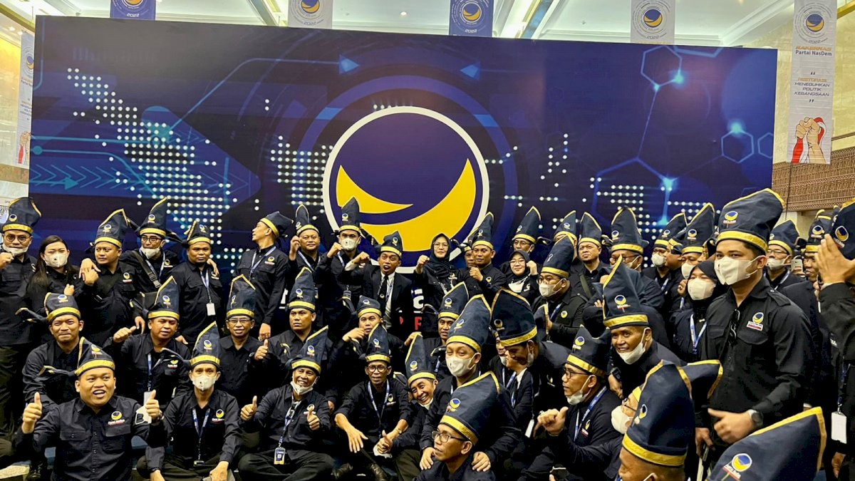 Rombongan NasDem Sulsel Kompak Pakai ‘Passapu’ di Arena Rakernas