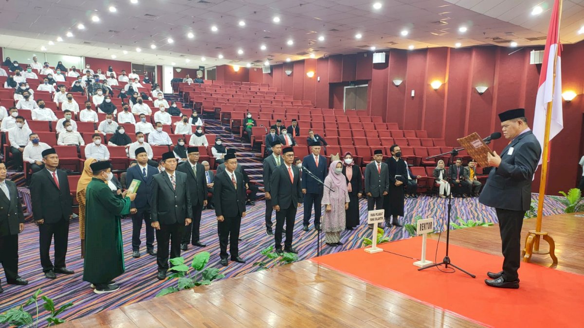 Rektor UNM Lantik Pejabat Baru dan Serahkan 109 SK CPNS
