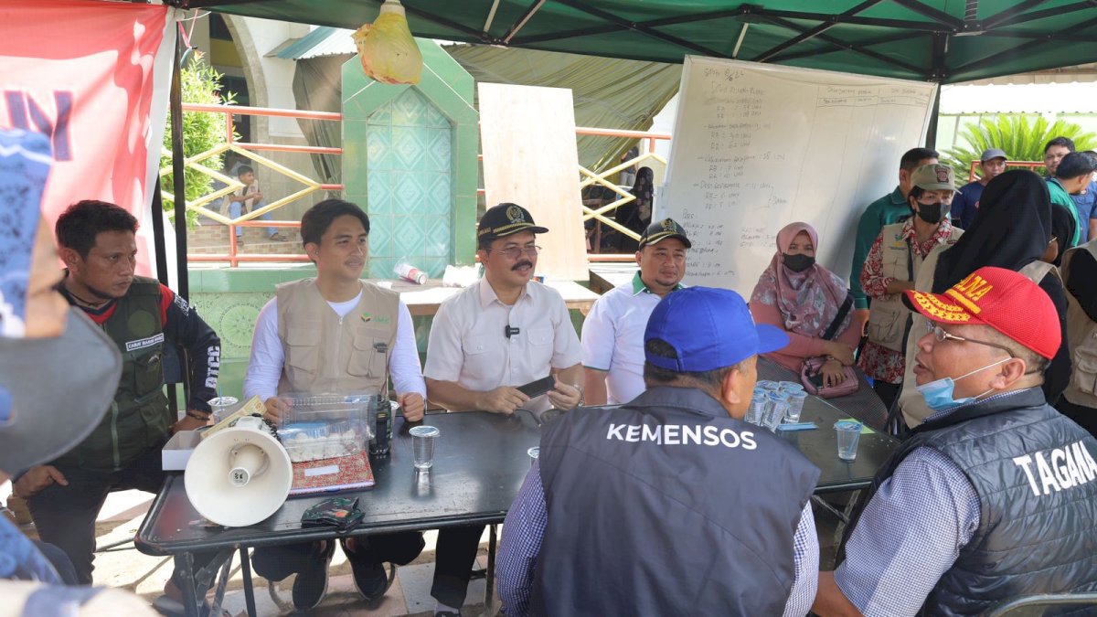 Muhammad Aras Kunjungi Langsung dan Serahkan Bantuan ke Korban Bencana di Maros