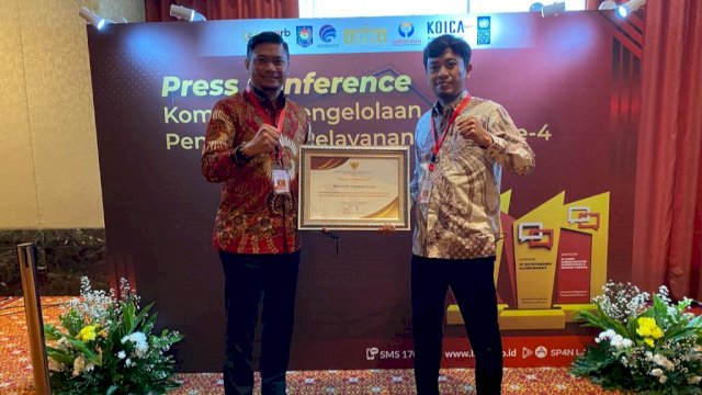 Bupati Gowa, Adnan Purichta Ichsan saat menerima penghargaan pengelolaan pengaduan pelayanan publik terbaik (dok. Pemkab Gowa)