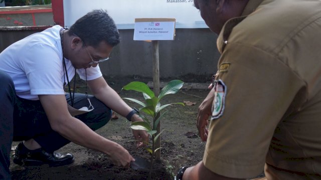 Penanaman bantuan bibit pohon dari PLN di Pulau Barrang Lompi Makassar (dok. PLN)
