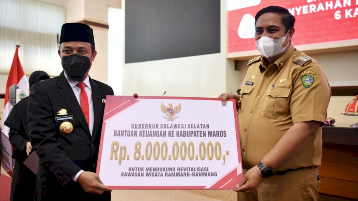 Pemkab Maros Dapat Bantuan Rp8 Miliar, Diserahkan Gubernur Andi Sudirman