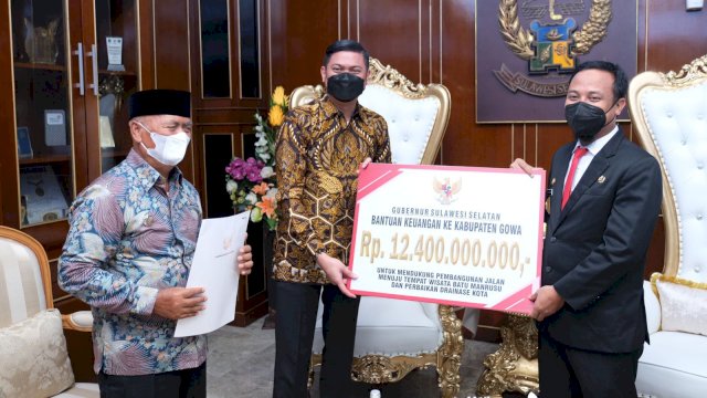 Bupati Gowa, Adnan Purichta Ichsan menerima bantuan dana dari Gubernur Sulsel, Andi Sudirman Sulaiman (dok. Pemkab Gowa)