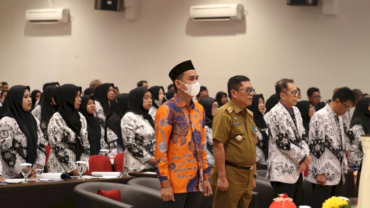 Ketua DPRD Rudianto Lallo Sebut Guru Sebagai Intelektual dan Cendekiawan