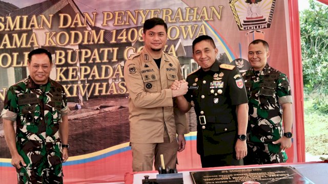 Bupati Gowa, Adnan Purichta Ichsan menyerahkan Asrama Kodim 1409 Gowa yang diterima langsung oleh Pangdam XIV Hasanuddin, Mayjen TNI Andi Muhammad di Desa Taeng Kecamatan Pallangga, Selasa 21 Juji 2022 (dok. Pemkab Gowa)
