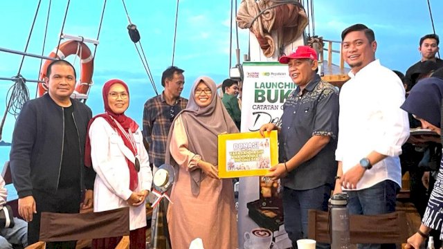 Launching buku Catatan Covid-19 Dokter Koboi yang launching di atas Kapal Pinisi (dok. Ist)