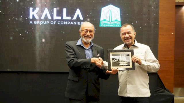 Pemberian cinderamata oleh Solihin Jusuf Kalla kepada Wali Nangroe Aceh Paduka Yang Mulia Tengku Malik Mahmud Al-Haytar (dok. Kalla Group)