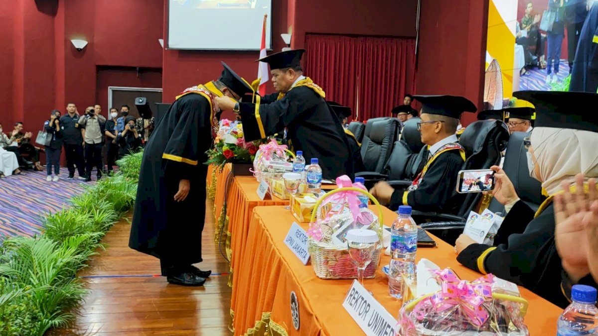 UNM Kembali Kukuhkan Wakil Rektor II Sebagai Guru Besar