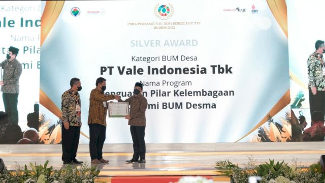 Senior Manager of Strategic Planning and Formalities, PT Vale, Oky Hermansyah menerima penghargaan dari Menteri Desa, Pembangunan Daerah Tertinggal dan Transmigrasi Republik Indonesia, Abdul Halim Iskandar, di Jakarta, Rabu 23 Juni 2022 kemarin (dok. PT Vale)