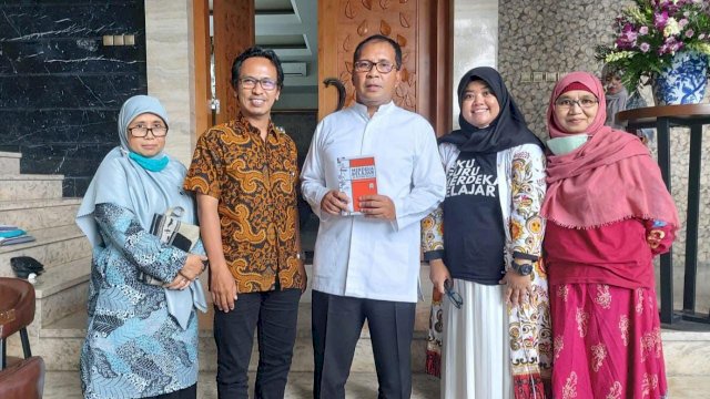 Pelaksana Temu Pendidik Nusantara saat menemui Walikota Makassar, Mohammad Ramdhan Pomanto di kediamannya (dok. Ist)