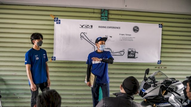Edukasi konsumen sebelum melakukan riding experience di Sirkuit Sentul Bogor dalam program Yamaha bLU cRU (dok. PT SJAM)