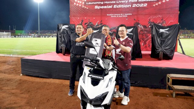 Penyerahan bantuan 17 unit sepeda motor Honda ke PSM Makassar (dok. PSM Makassar) 