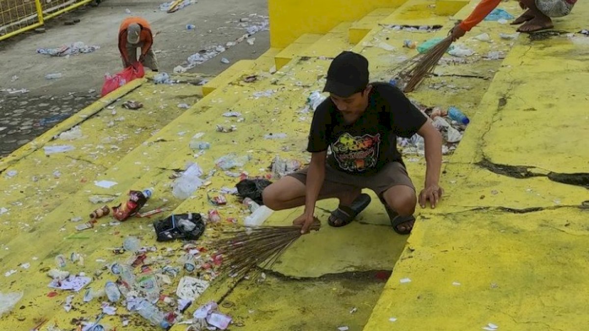 DLH Gerak Cepat Bersihkan Stadion GBH Usai Digunakan Laga PSM Makassar Vs Sulut United