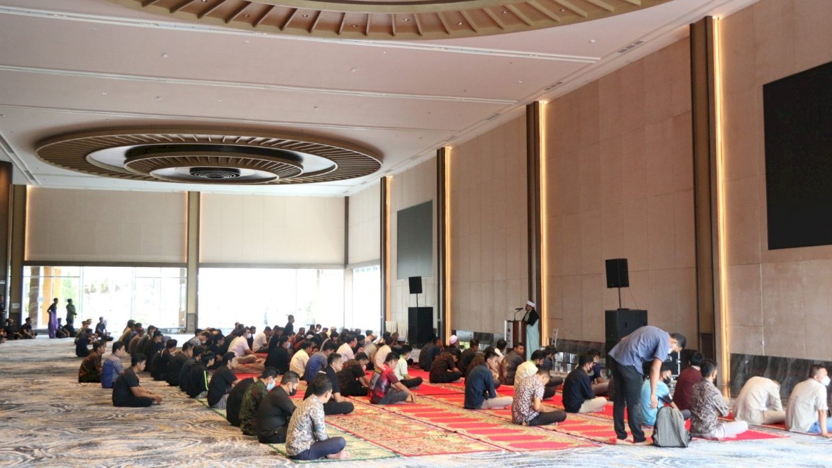 Perkenalkan Ballroom Baru, The Rinra Gelar Shalat Jumat dan Ibadah Umat Kristiani