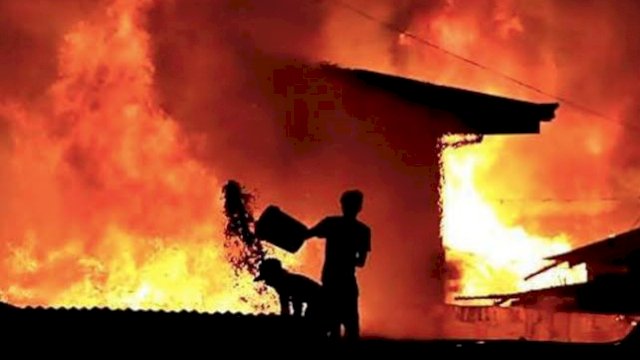 Dua rumah terbakar di Makassar saat ditinggal pemiliknya mudik ke Kota Palopo (dok. Media Indonesia)