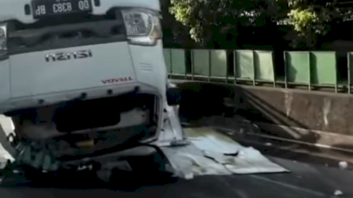Kecelakaan Mobil di Jalan Tol Ir Sutami, Satu Mobil Box Terguling