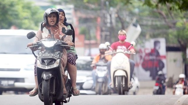 Berbicara sambil berkendara Melanggar Aturan Berlalu Lintas. Ist