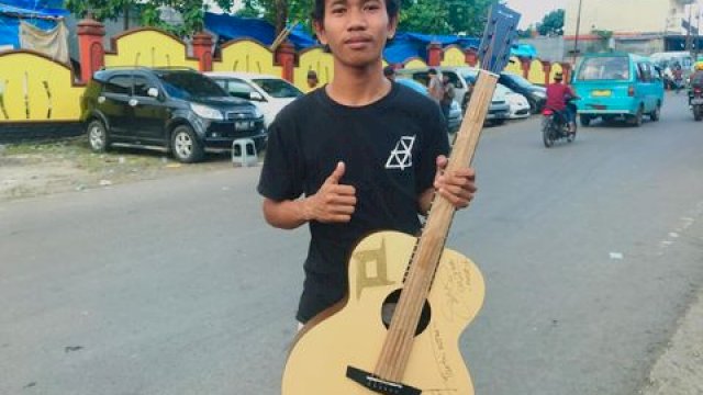 Asrianto (22) pengamen dari Makassar. Ist