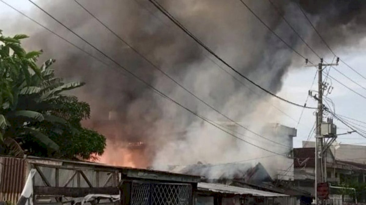 14 Armada Diterjunkan Damkar Atasi Kebakaran di Ablam