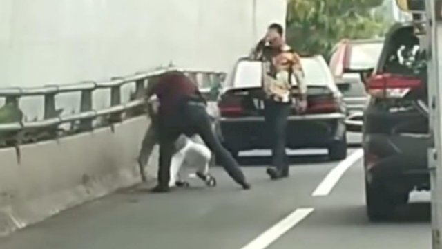 Terjadi Pemukulan Seorang Pemuda di Jalan Tol Gatot Subroto. Ist