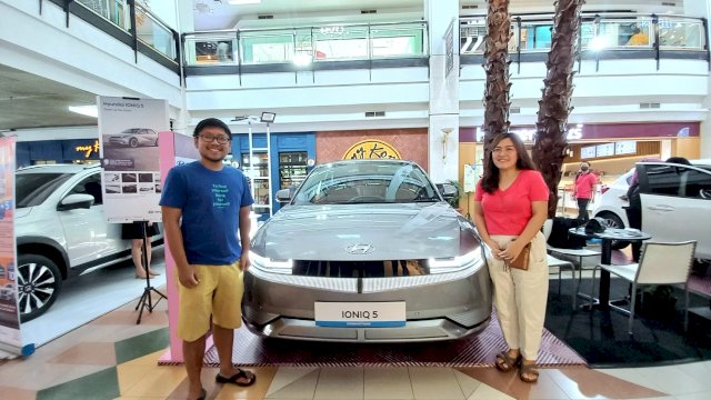 Indra warga Makassar berfoto bersama Ioniq 5 miliknya setelah indent selama satu bulan (dokumen: Sri Wahyudi Astuti / Sulselsatu.com)