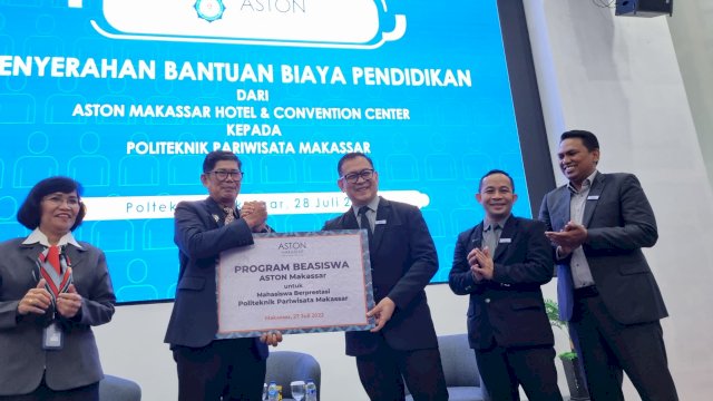 Penyerahan beasiswa ASTON Makassar kepada Poltekpar Makassar (dokumen: ASTON Makassar)