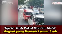VIDEO: Toyota Rush Pukul Mundur Mobil Angkot yang Hendak Lawan Arah