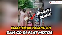 VIDEO: Waduh! Aksi Emak-emak Pasang BH dan Celana Dalam di Plat Motornya