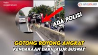 VIDEO: Masuk Jalur Busway, Sejumlah Pengendara Gotong Royong Angkat Kendaraan