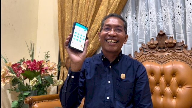 Salah satu pelanggan yang sedang memperlihatkan tampilan PLN Mobile / Dokumen: PLN