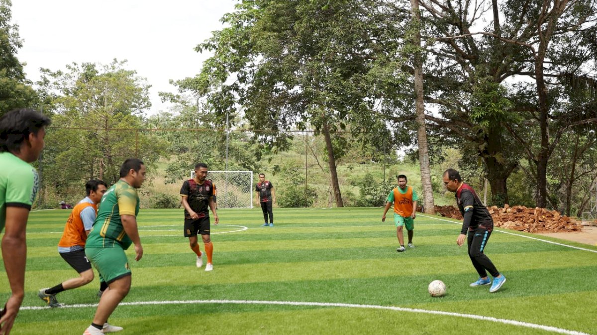 Jalin Silaturahmi, Danny Main Futsal Bareng Anggota DPRD Makassar