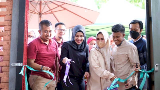 Ketua Tim Penggerak PKK Kabupaten Gowa, Priska Paramita Adnan saat meresmikan Sekolah Berkuda Eqschool Pagatang di Kabupaten Gowa / dokumen: Pemkab Gowa